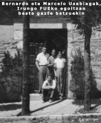 Bernardo Usabiaga eta beste gazte batzuk FUEren egoitzan, Irunen