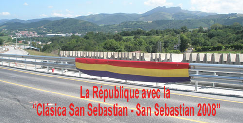 Drapeaux republicaines dans la Clasique San Sebastian-San Sebastian