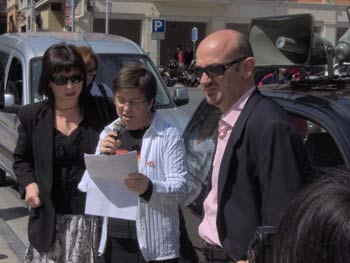 Leyendo el comunicado