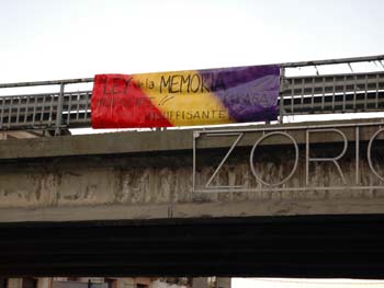 Pancarta colocada en un puente