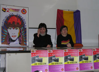 Elkarteko kideak prentsaurrekoan