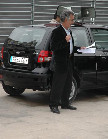 Leyendo el comunicado