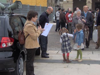 Leyendo el comunicado